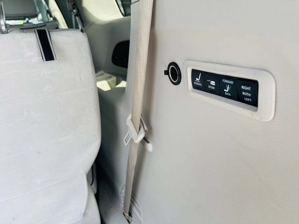 Used 2020 Chrysler Pacifica Limited FWD image 26