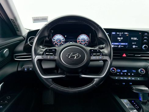 Used 2022 Hyundai Elantra SEL w/ Convenience Package FWD image 3