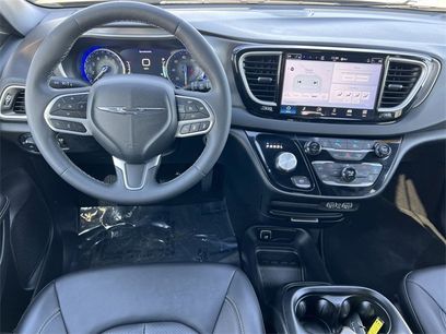 Used 2025 Chrysler Pacifica Select