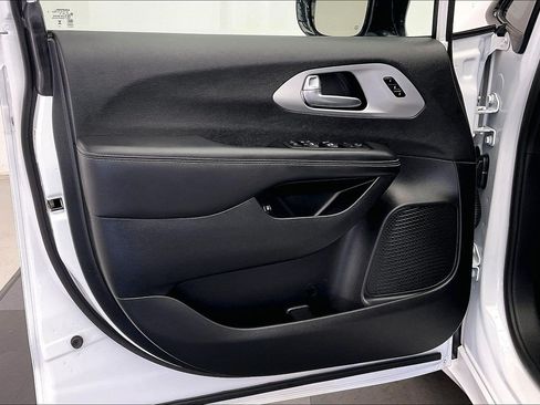 Used 2024 Chrysler Pacifica Limited FWD image 25