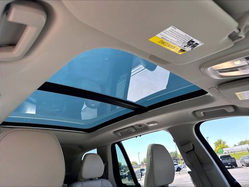 Used 2025 Volvo XC90 T8 Ultra w/ Protection Package Premier AWD/4WD image 24
