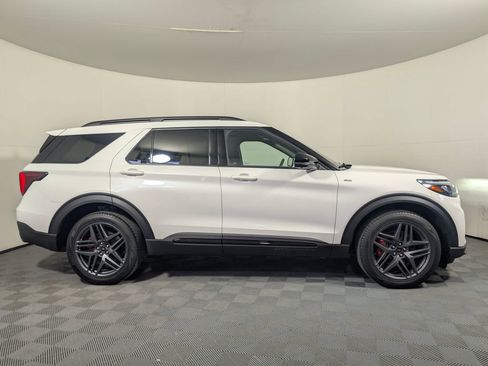 Used 2025 Ford Explorer ST-Line w/ ST-Line Street Pack image 2