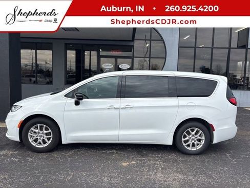 Used 2025 Chrysler Pacifica Select FWD image 1
