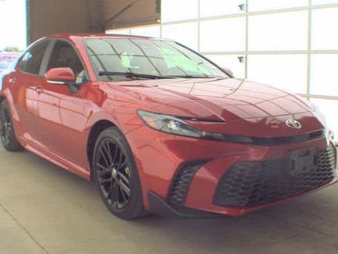 Used 2025 Toyota Camry SE w/ Convenience Package image 8