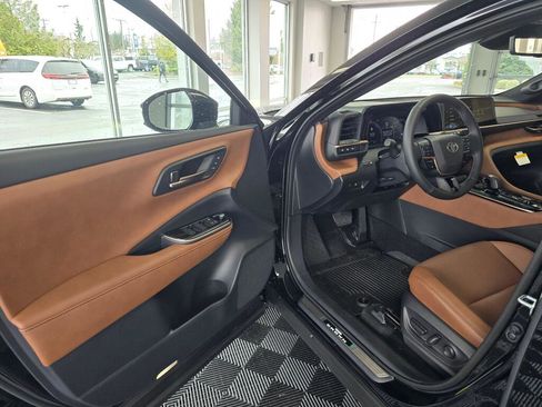 New 2025 Toyota Crown Signia Limited image 18