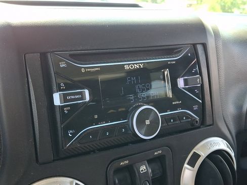 Used 2013 Jeep Wrangler Unlimited Sahara w/ Connectivity Group AWD/4WD image 17