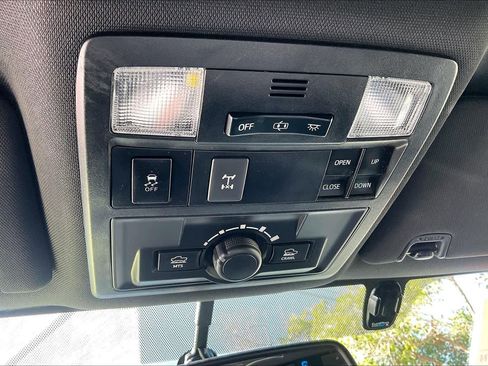 Used 2017 Toyota Tacoma TRD Off-Road image 33