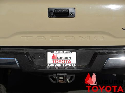 Certified 2016 Toyota Tacoma TRD Off-Road w/ Towing Package image 7