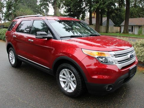 Used 2014 Ford Explorer XLT image 2