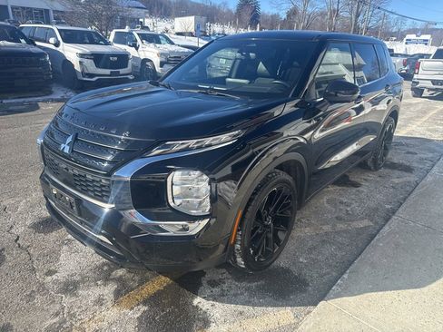 Used 2024 Mitsubishi Outlander SE Black Edition image 2