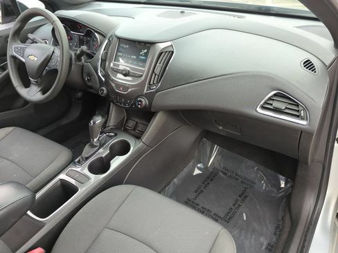 Used 2018 Chevrolet Cruze LT w/ Convenience Package FWD image 24