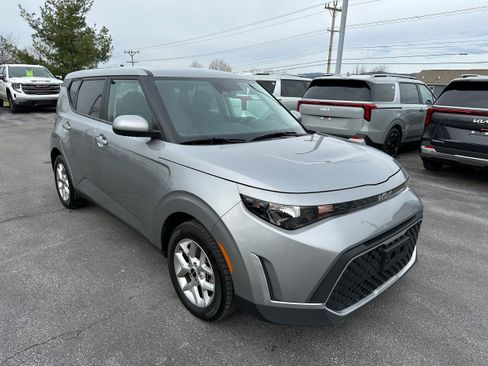 Used 2023 Kia Soul LX w/ LX Technology Package image 3