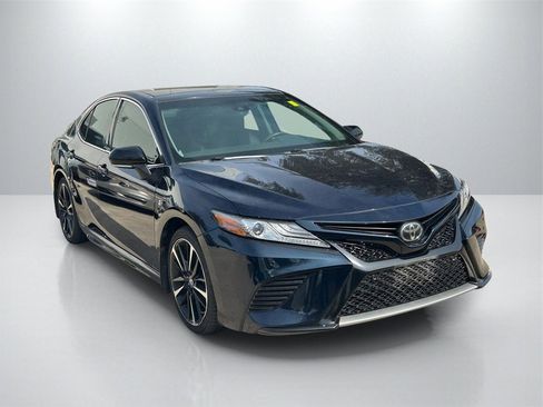 Used 2018 Toyota Camry XSE image 3