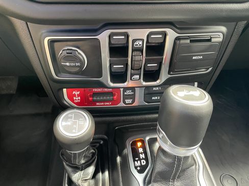 Used 2024 Jeep Wrangler Unlimited Rubicon AWD/4WD image 25