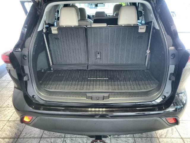 Used 2021 Toyota Highlander XLE AWD/4WD image 25