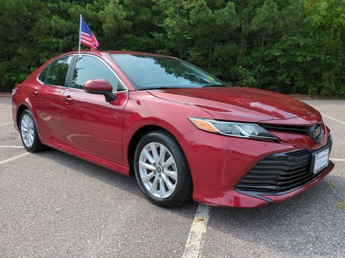Used 2019 Toyota Camry LE FWD image 2