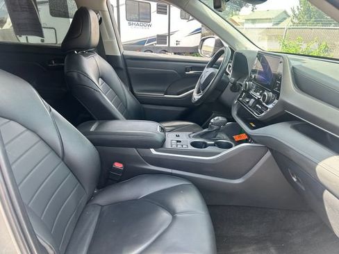 Used 2024 Toyota Highlander XLE FWD image 39