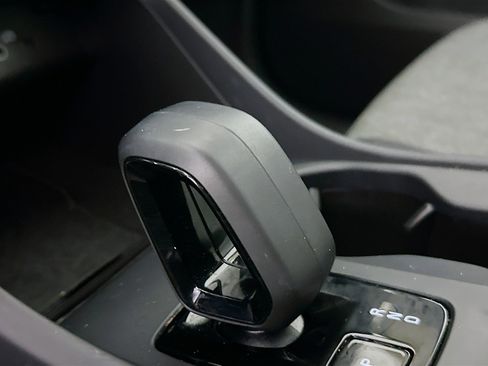 Used 2025 Volvo XC40 B5 Core image 21