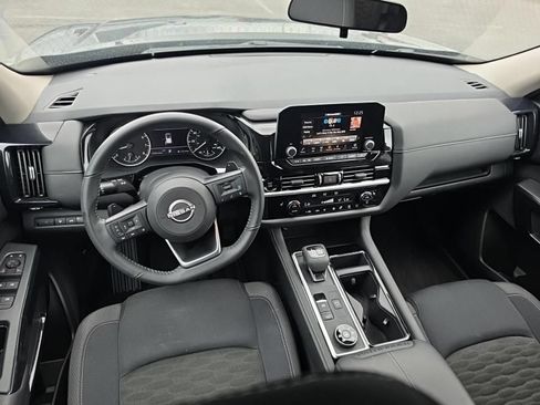Used 2025 Nissan Pathfinder SV w/ SV Premium Package AWD/4WD image 3