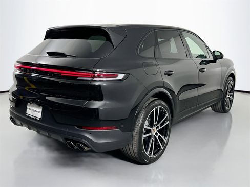 Certified 2025 Porsche Cayenne image 7
