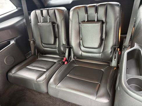 Used 2017 Ford Explorer XLT w/ Equipment Group 202A AWD/4WD image 30