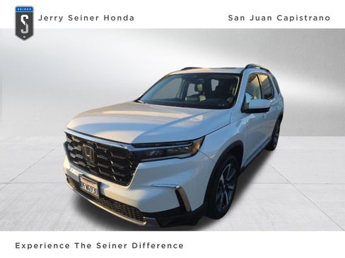 Used 2023 Honda Pilot Touring image 1