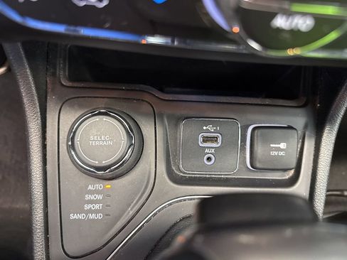 Used 2019 Jeep Cherokee Latitude Plus w/ Comfort/Convenience Group AWD/4WD image 14
