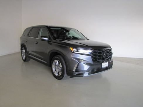Used 2025 Honda Pilot EX-L image 3