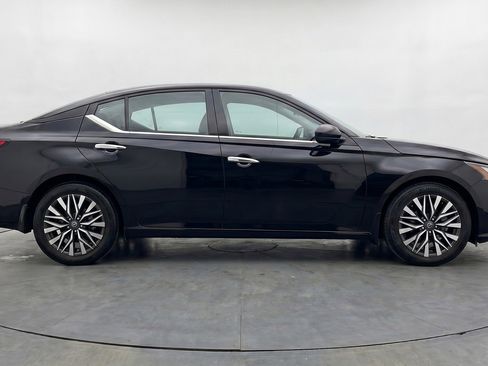 Used 2025 Nissan Altima 2.5 SV FWD image 11