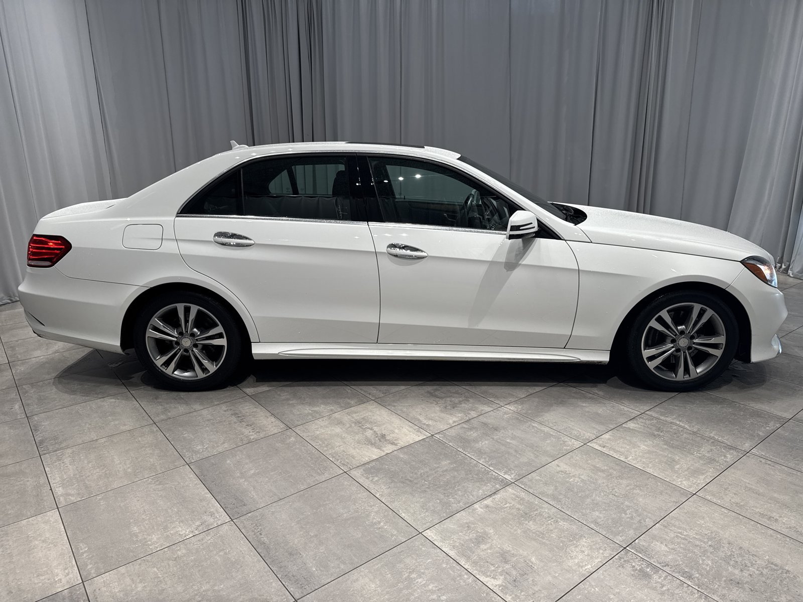 Used 2014 Mercedes-Benz E 250 BlueTEC Sedan image 4