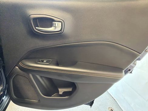 Used 2018 Jeep Compass Latitude w/ Safe & Security Group AWD/4WD image 30