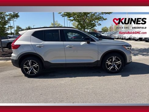 Used 2024 Volvo XC40 B5 Core image 5