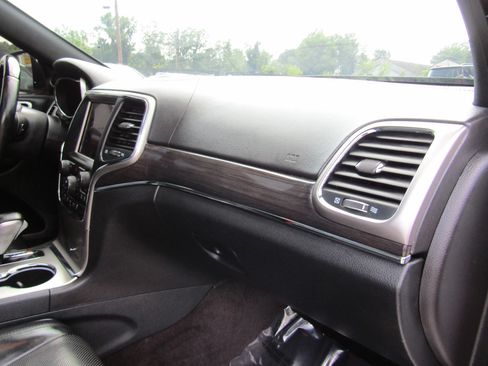Used 2018 Jeep Grand Cherokee Overland AWD/4WD image 14