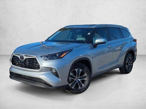 Used 2023 Toyota Highlander XLE FWD image 1