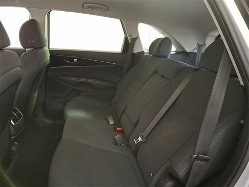 Used 2019 Kia Sorento LX image 13