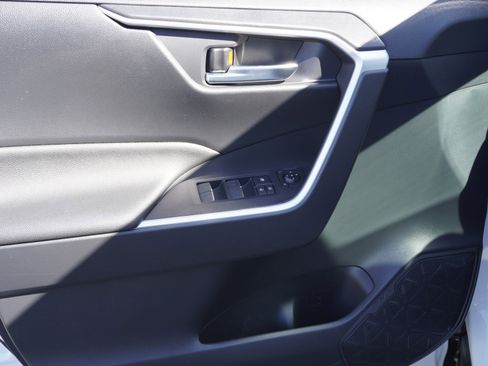 Used 2025 Toyota RAV4 SE image 20