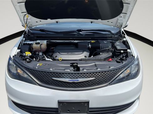 Used 2020 Chrysler Voyager L image 23