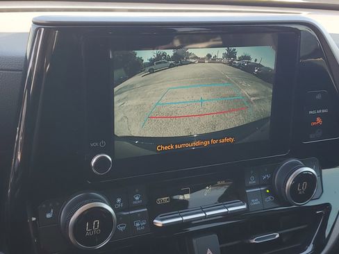 Used 2025 Toyota Highlander XLE FWD image 22