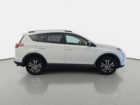 Used 2018 Toyota RAV4 LE image 4