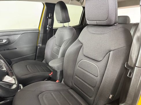 Used 2018 Jeep Renegade Latitude w/ Cold Weather Group AWD/4WD image 16