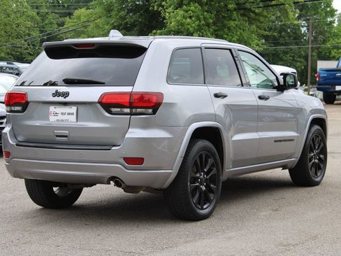 Used 2017 Jeep Grand Cherokee Altitude RWD image 8