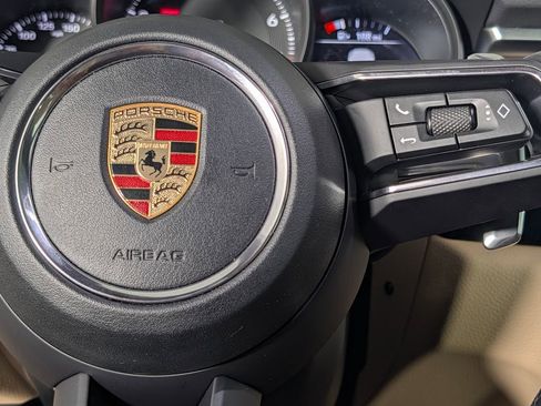 Certified 2023 Porsche Macan AWD/4WD image 35