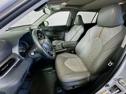 Certified 2023 Toyota Highlander Bronze Edition image 12