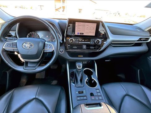 Used 2024 Toyota Highlander XLE image 13