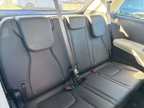 Used 2024 Kia Carnival LX FWD image 11
