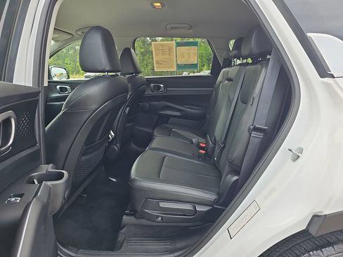 Used 2024 Kia Sorento S FWD image 19