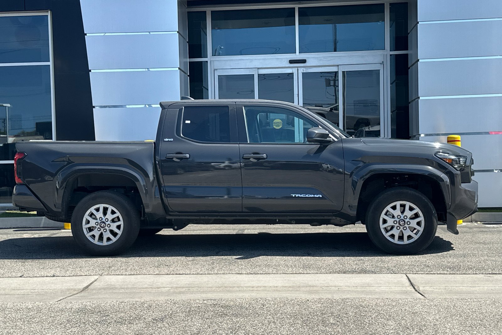 Used 2025 Toyota Tacoma SR5 AWD/4WD image 3