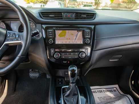 Used 2019 Nissan Rogue SV w/ Premium Package image 15