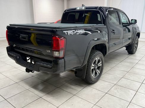 Used 2018 Toyota Tacoma TRD Sport AWD/4WD image 9
