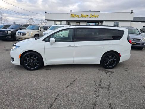 Used 2020 Chrysler Pacifica Touring w/ Advanced Safetytec Group FWD image 2